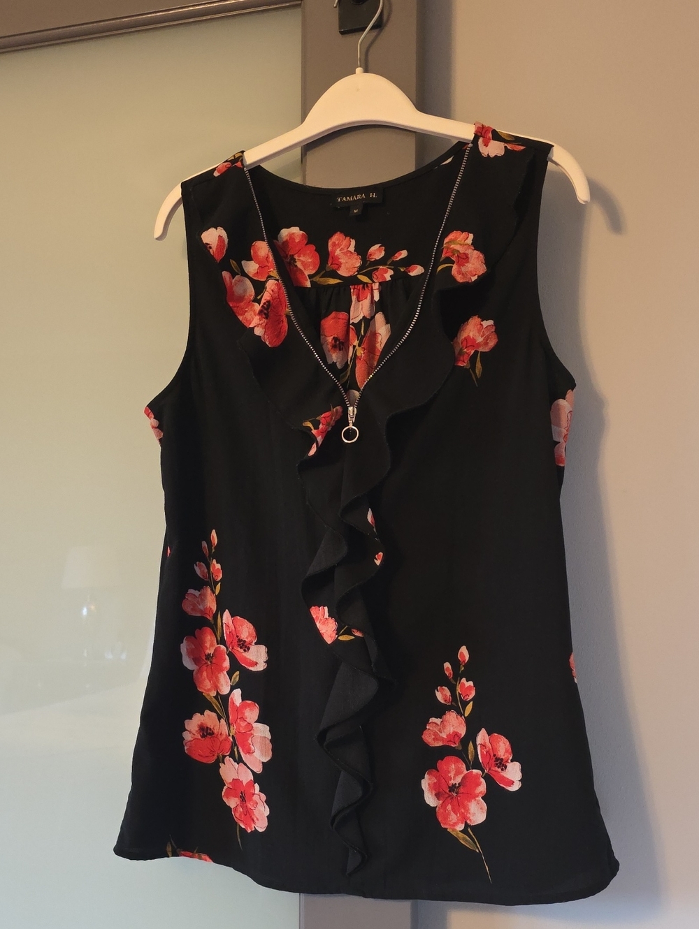 Tamara H. Size M Sleeveless Floral Blouse